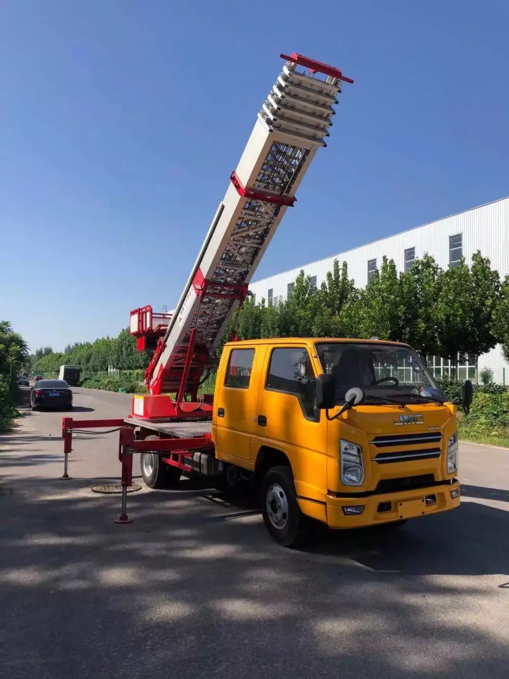 涡阳县附近的云梯车出租服务：轻松解决高空作业需求