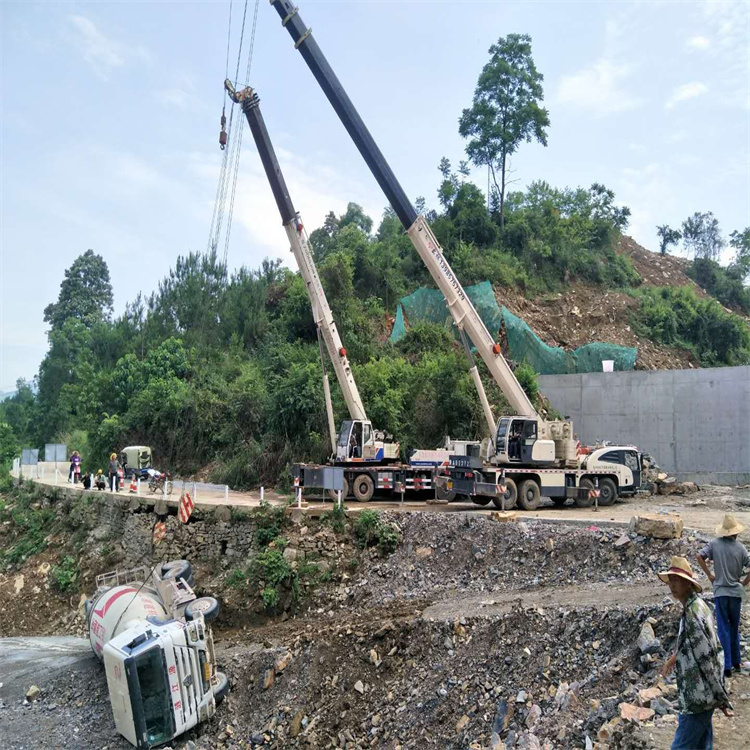 涡阳县汽车掉沟里叫吊车救援要多少钱